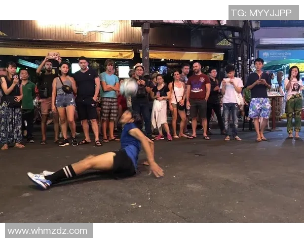 足球明星夜生活揭秘酒吧狂欢瞬间尽显风采与魅力